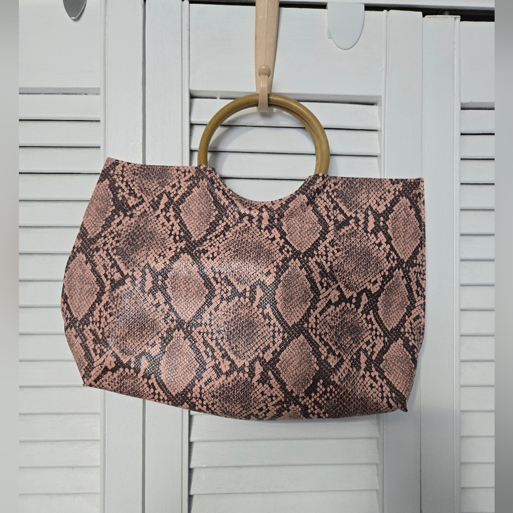 🟢 Chic Snake Print Handbag with Wooden Handles